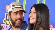 El a venit în pantaloni scurți și adidași, dar fiicele lui și soția s-au distins prin eleganță. Familia lui Adam Sandler a fost în centrul atenției la premiile Nickelodeon's Kids' Choice Awards 2024