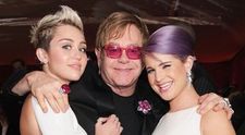 Miley Cyrus, cu o rochie care i-a dezgolit tot spatele. Vezi ce tinuta sexy a ales vedeta la petrecerea de dupa premiile Oscar