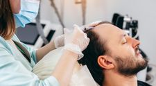Un profesor de 38 de ani a murit după ce și-a făcut transplant de păr la o renumită clinică din Turcia! Ce a pățit imediat după procedură