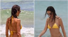 E perfectă și din față, și din spate! La 45 de ani și după două sarcini, Alessandra Ambrosio a făcut ravagii pe o plajă din Miami