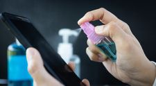 STUDIU. Coronavirusul poate rezista pe bancnote și telefoane chiar și 28 de zile