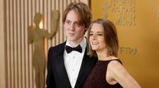 Jodie Foster, apariție rară alături de fiul său cel mare, Charles. Tânărul a atras atenția cu machiajul său, folosind fard de pleoape arămiu
