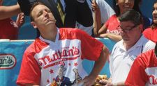 Bărbatul care a mâncat 71 de hot-dogi în 10 minute de Ziua Americii: „Voiam să dau gata 75”