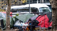Londonezii, terorizați de situația imigranților care și-au întins corturile pe străzile orașului. Daily Mail deschide site-ul cu un editorial sumbru despre „societatea în colaps”