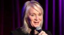 O artistă de stand up riscă trei ani de închisoare după ce a uitat, din neatenție, să plătească într-un magazin din mall! Poliția nu o lasă să părăsească țara
