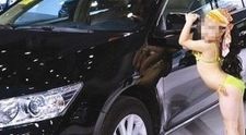 Fetite de 5 ani pozand 'sexy' in bikini la un showroom auto. 'Gaselnita' organizatorilor de a atrage atentia a scandalizat o lume intreaga