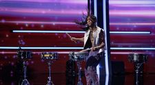 Românii au talent, 27 februarie 2026. Malik Dope a făcut scena să vibreze cu ritmul exploziv și solo incendiar la tobe. Semifinalistul ”America’s Got Talent” a create un moment unicat: „Dans cu tobă și cu acrobație, într-un singur număr, nu am mai văzut”