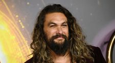 Jason Momoa, clip viral pe TikTok. S-a dat drept însoțitor de bord și a împărțit apă într-un avion din Hawaii
