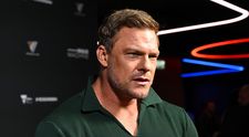 Actorul Alan Ritchson, filmat în timp ce îl snopește în bătaie pe vecinul său. Imaginile sunt de-a dreptul șocante. VIDEO