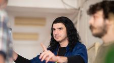 În această seară, liniștea din Scara B va fi tulburată! Un zgomot de bormașină îi va scoate din minți pe unii dintre locatari