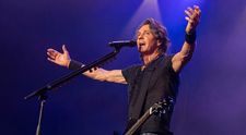 Un celebru rocker în anii 80 și-a lăsat fanii cu gura căscată. La 76 de ani, a apărut pe scenă fără cămașă și arată incredibil: ”A găsit fântâna tinereții”