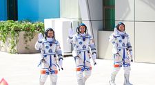 Trei astronauți, naufragiați în spațiu, după ce un ”obiect neidentificat” le-a lovit capsula de întoarcere pe Pământ
