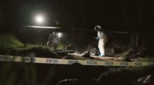 Caz șocant în București! Trupul neînsuflețit al unui bărbat a fost cărat într-un cărucior de cumpărături și aruncat pe un câmp! Ce au descoperit polițiștii