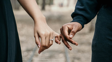 (P) 5 lucruri de care să ții cont când îi dăruiești un inel partenerei tale