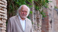 Premiul Nobel pentru literatură din 2025 a fost acordat unui scriitor din Ungaria. Este supranumit „maestrul contemporan al apocalipsei”