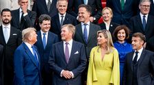 Cine este femeia superbă de la summit-ul liderilor NATO, care a pozat alături de Trump, Nicușor Dan, Macron și Zelensky. A furat lumina reflectoarelor