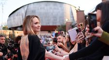 Angelina Jolie a întors toate privirile la premiera filmului „Couture”, într-o rochie care i-a lăsat la vedere tatuajele impresionante de pe spate