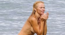 Pamela Anderson, nemachiata si topless la plaja. De ce s-a rusinat cand a dat ochii cu paparazzii