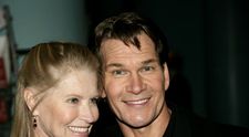 "Am stat langa el, l-am tinut de mana pana cand nu a mai respirat". <span style="color:#f00;">Povestea luptei lui Patrick Swayze cu cancerul, spusa de sotia sa! FOTO </span>
