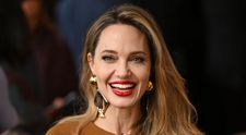 Angelina Jolie, absolut ravisantă pe covorul roșu, pe Broadway! Ce semnificație specială are noul tatuaj al actriței care pare că a întinerit peste noapte
