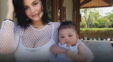 Fiica lui Kylie Jenner, în vârstă de 5 luni, are pantofi personalizați. Cât investește vedeta în garderoba fiicei sale