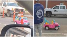 Un bărbat a fost arestat după ce a condus o mașinuță de jucărie pe un drum intens circulat: „Nu știam că încalc legea. Am semnalizat corespunzător cu mâna”