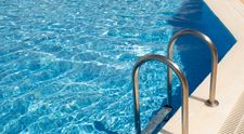 O fata de 11 ani, aflată în vacanță în Italia cu părinții, a murit după ce i s-a prins părul în scurgerea unei piscine. Cum s-a întâmplat tragedia