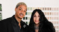 “E o escortă plătită! Probabil el îi schimbă scutecele!” – Cher, val de critici online după ultima apariție alături de iubitul cu 40 de ani mai tânăr