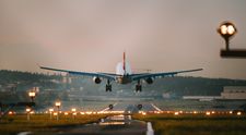Pilotul unui avion, care transporta 121 de persoane, a leșinat imediat după aterizare. Ce s-a întâmplat cu pasagerii