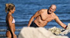 Actorul Charles Dance, scene fierbinți în mare cu iubita tinerică