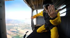 O femeie de 32 de ani și-a filmat propria moarte după ce i s-a blocat parașuta și s-a prăbușit de la 3600 m