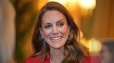 Kate Middleton, surprinsă singură la volan, fără convoi oficial sau escortă vizibilă, deși purta pantofi cu toc de 10 cm. Și-a ținut singură umbrela în ploaie