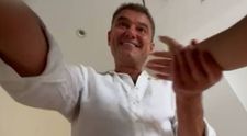 Cristian Boureanu, filmat în timp ce agresează sexual o tânără de 23 de ani. A atins-o în zonele intime, în timp ce fata îi spunea clar că nu își dorește acest lucru: „Îți stă bine la mine în pat”