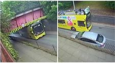 Un autobuz și-a pierdut acoperișul după ce a lovit un pod. Pasageri în stare critică