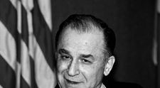 El a fost primul politician care a venit cu o coroană de flori acasă la Ion Iliescu: „Siguranța României i se datorează”