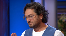 Nici bine nu a început jurizarea, că, la balcon, urcă cel care se aștepta cel mai puțin. Cu ochii în lacrimi, concurentul MasterChef 2024 primește cele mai mari laude de până acum: „De obicei, orice aș face, chefii dau de toți pereții cu mine”
