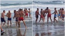 Bătaie între turiști și salvamari la Eforie Nord. Imaginile au stârnit furie: „Cum e asta, frate, să arunci cu piatra în ăla care își riscă viața?”