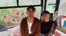 Ca să scape de chirie, un cuplu a cumpărat un autobuz supraetajat și l-a transformat într-o locuință de vis