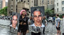 130 de oameni pretind că sunt copiii defunctului Jeffrey Epstein, condamnat pentru pedofilie în 2008