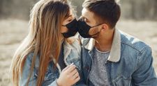 Cum a transformat anul pandemic viața intimă a tinerilor din România