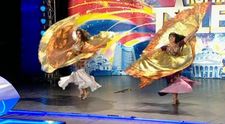 Mama si fiica danseaza din buric la 