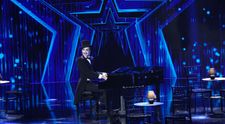 Românii au talent 2020: Radu Mateucă a combinat actoria cu cântatul la pian