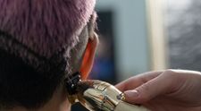 O româncă a fost rasă în cap cu forța de cumnata ei. Motivul pentru care propria familie a supus-o acestei umilințe traumatizante: „Eram panicată...”