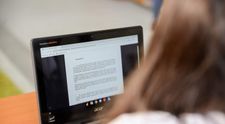 În plină pandemie de coronavirus, peste 40 de profesori oferă lecții gratuite pentru copiii cadrelor medicale