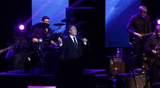 „M-a folosit aproape în fiecare noapte”! Julio Iglesias este acuzat de agresiune sexuală şi viol de către două angajate VIDEO