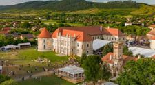 Începe Electric Castle, festivalul în care fiecare minut se trăiește la maxim. Te așteaptă un club de comedie și film, întâlniri cu personalități și zeci de activități pentru o zi de neuitat