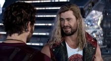 Este Thor gay? În cel mai nou trailer, Zeul Tunetului pare îndrăgostit de un bărbat