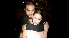 Emilia Clarke, poză în cada lui Jason Momoa de ziua lui. „Cu tine mă simt cu 60 cm mai mică”