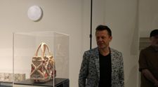 Povestea genții Lady Dior, spusă de Mircea Cantor la Romanian Creative Week. Proiecții și evenimente de excepție în clădirea-monument Baia Turcească
