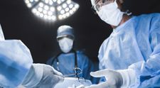 Un bărbat, care avea nevoie de transplant la rinichi și ficat, a primit organele de la un porc modificat genetic. Ce s-a întâmplat după 19 ore de la operație